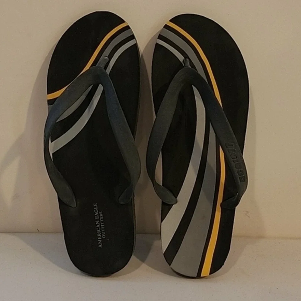 NEW - AMERICAN EAGLE‎ GRAY FLIP FLOPS ( sz 11-12)